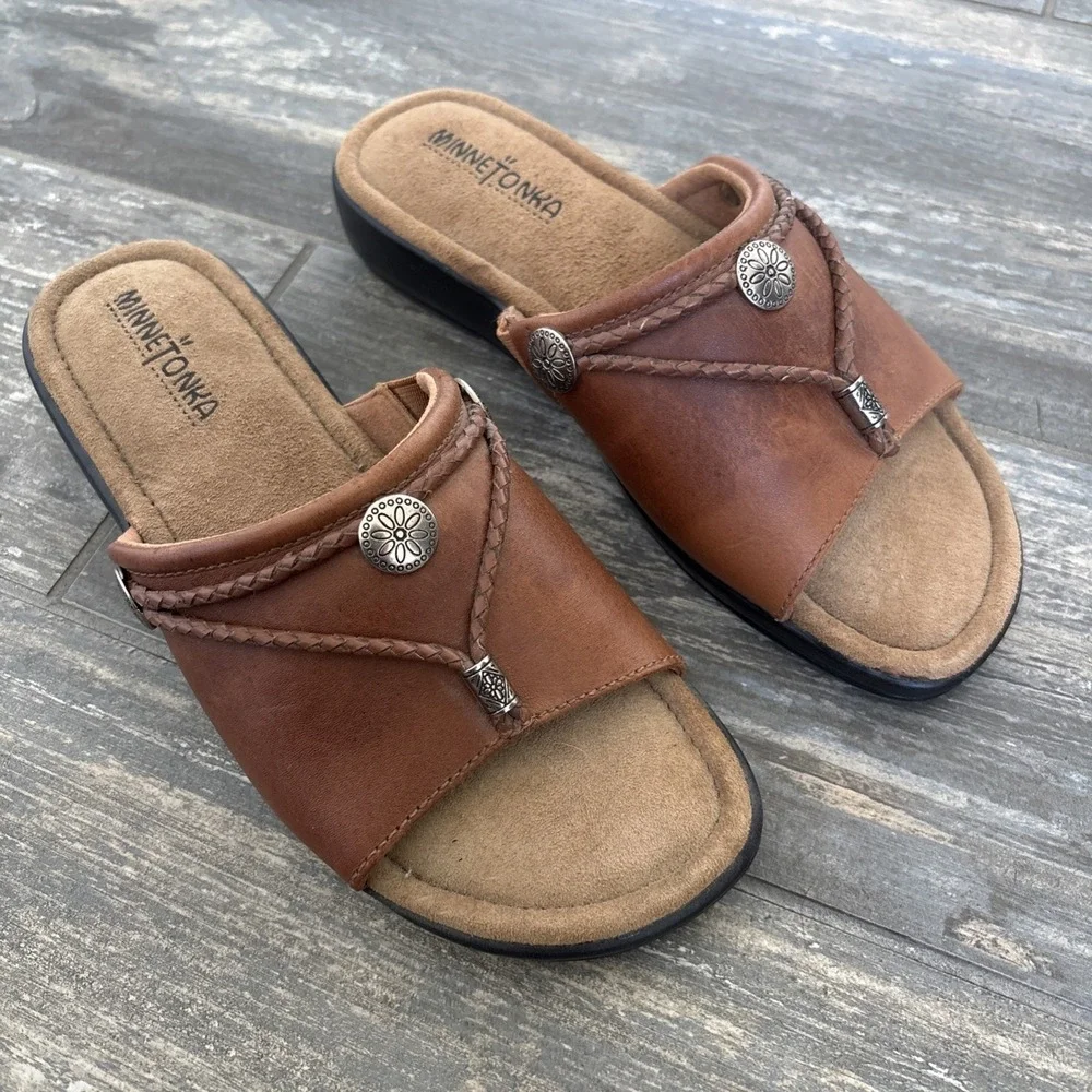 Minnetonka Womens 7 Moccasin Silverthorne Slide Tan Brown Leather Sandals
